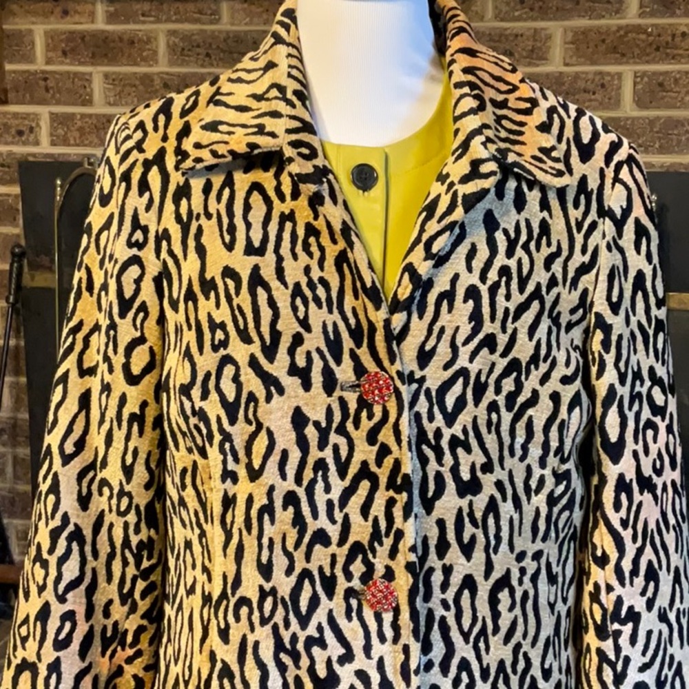 Lovely printed coat with red accents! It’s by 3 Sisters in XL!❤️
